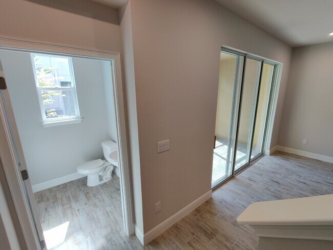 Building Photo - Beautiful 3-Bedroom Townhome in Gated Avea Pointe