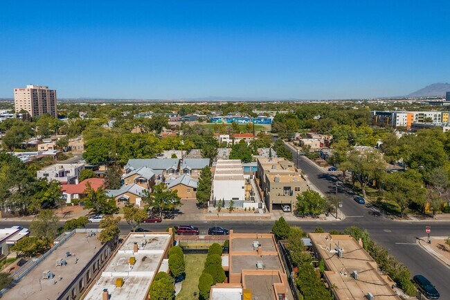 Building Photo - GREAT NEWER TOWNHOME DOWNTOWN!!!!!!