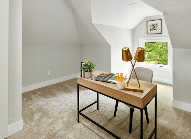 Building Photo - 4 Bed, 3 Bath Remodeled Home Near Mt Tabor Park!