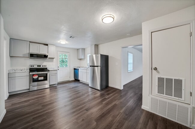 Building Photo - For Lease – 2 Bedroom, 1 Bath Corner Home in Kerrville, TX