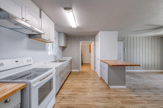 Building Photo - 12712 E McKinley Ave