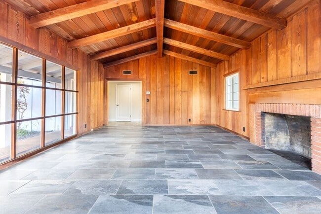 Building Photo - Thoughtfully Updated 2 bedroom Home in Pacific Grove