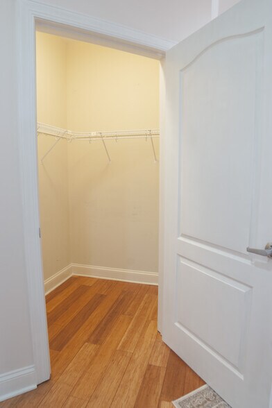 Building Photo - 4953 Oakton St