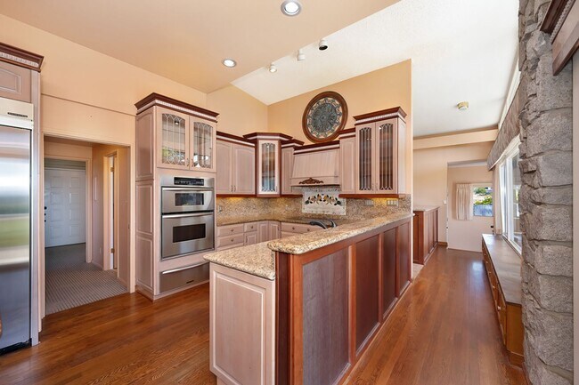 Building Photo - Luxury Living with Stunning 360-Degree Vie...