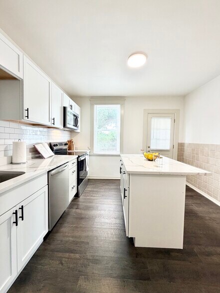 Building Photo - 4840 Gardenville Ave