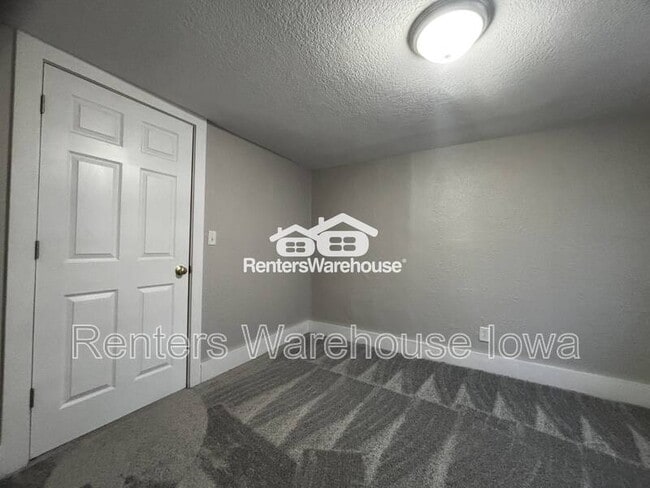 Building Photo - 2802 SE 8th Ct