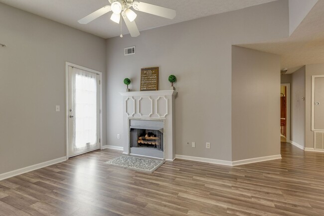 Building Photo - Adorable 2 bed/2 bath condo Hermitage