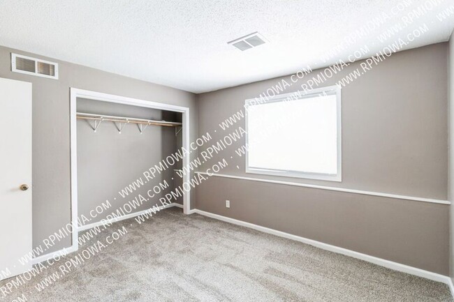 Building Photo - 317 SE Lowell Dr
