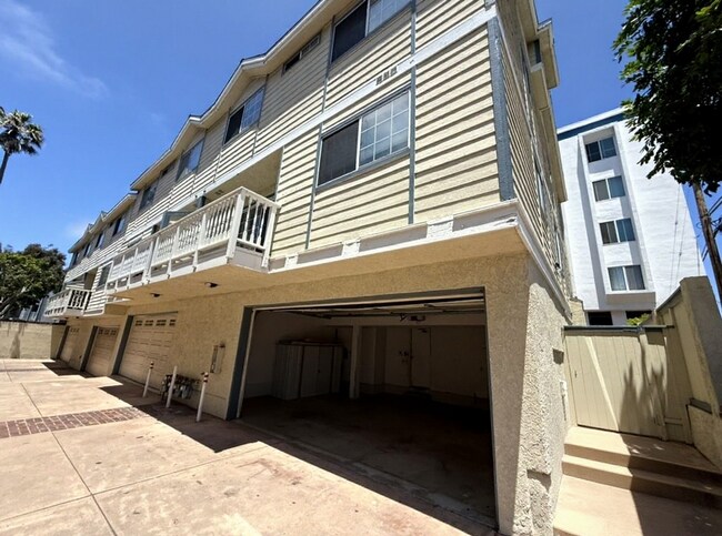 Building Photo - Beautiful 3-bedroom, 2.5-bath tri-level to...