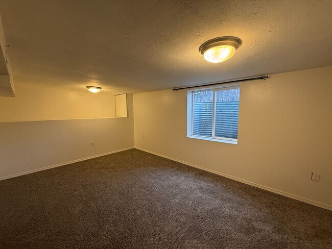 Building Photo - Spacious and Well-Equipped 3 Bed Spokane Home!!