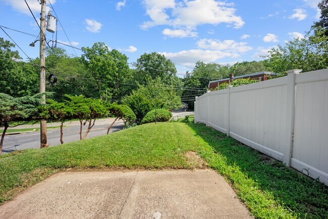 Building Photo - 857 Green Valley Dr