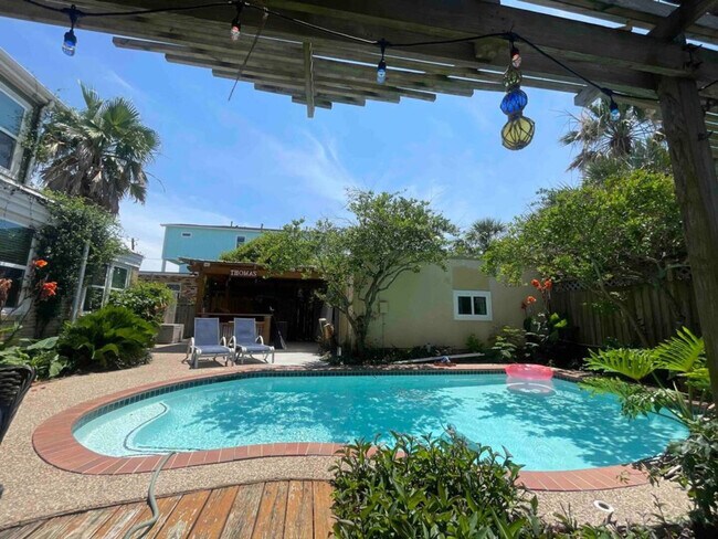 Building Photo - 2317 Bernardo De Galvez Ave