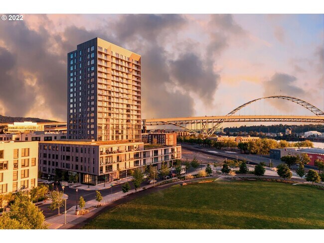 Building Photo - First Month's Rent FREE! Stunning East facing Pearl District condo located in The Vista Condomini...