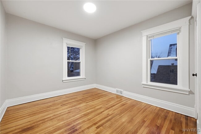 Building Photo - 359 Parkdale Ave