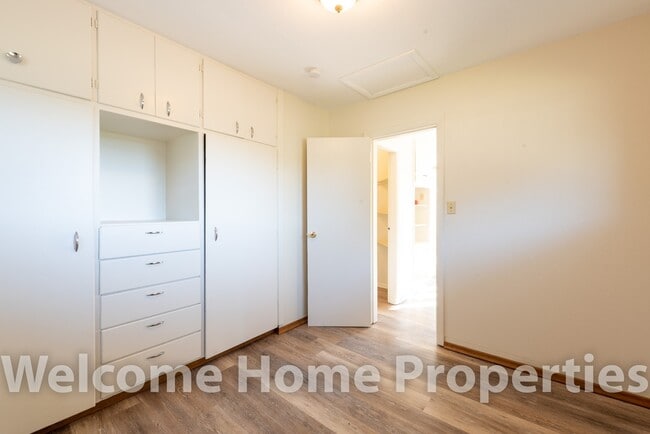 Building Photo - Cozy Clean and Quiet Home with Yard & Offi...