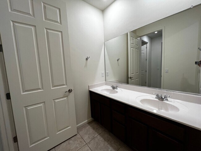 Building Photo - 4 Bedroom Home with 3-Car Garage in Gladde...