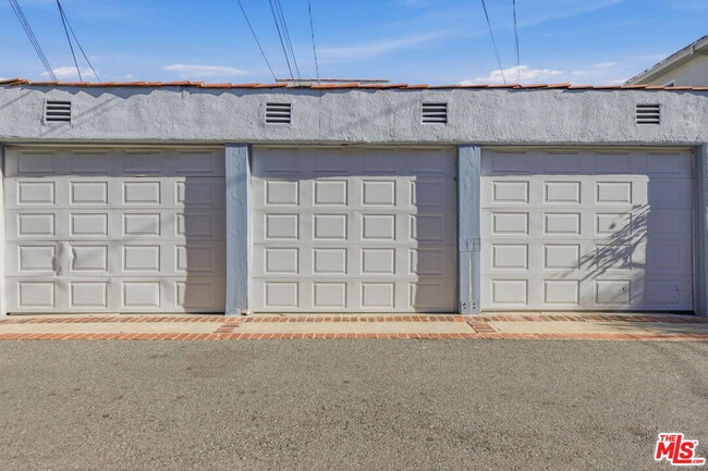 Building Photo - 307 S Doheny Dr