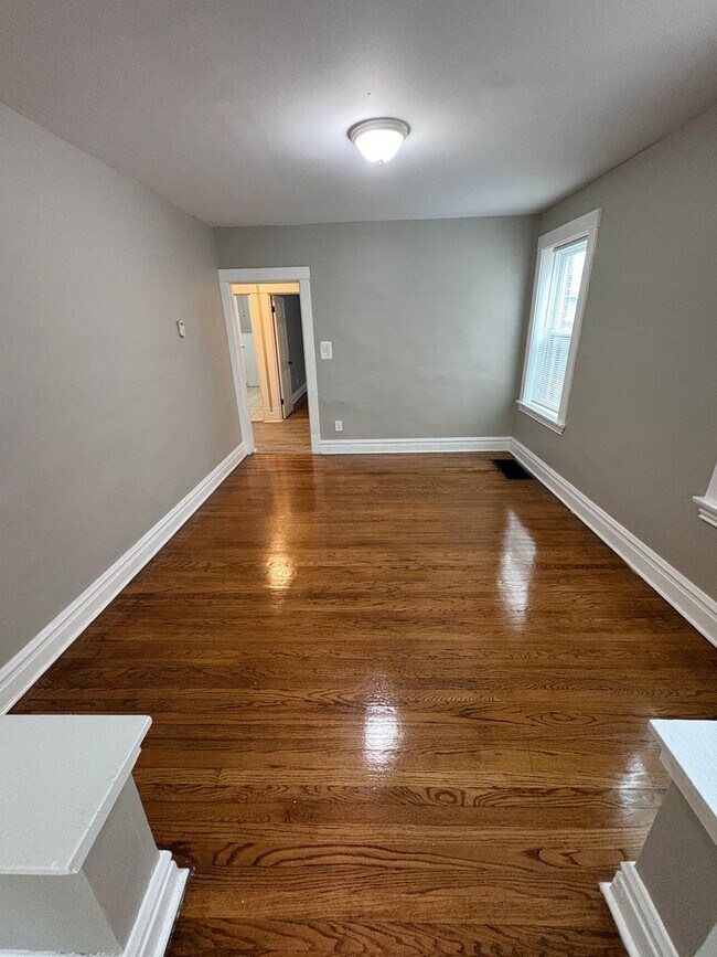 Building Photo - Christy 1