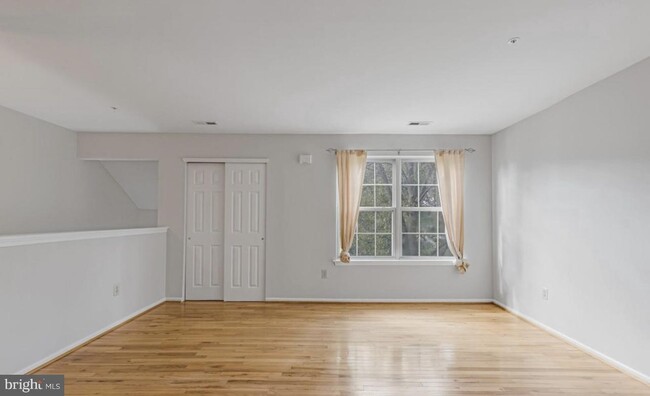 Building Photo - 1346 Chanticleer-