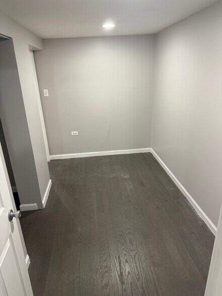 Building Photo - 2727 N Artesian Ave