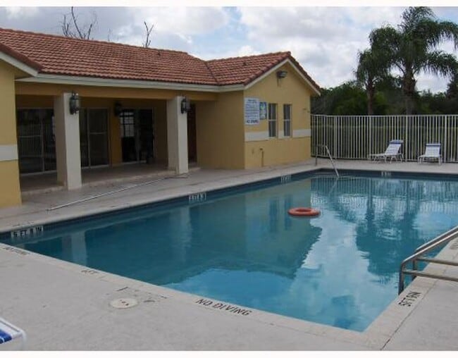 Building Photo - TH 2/2.5