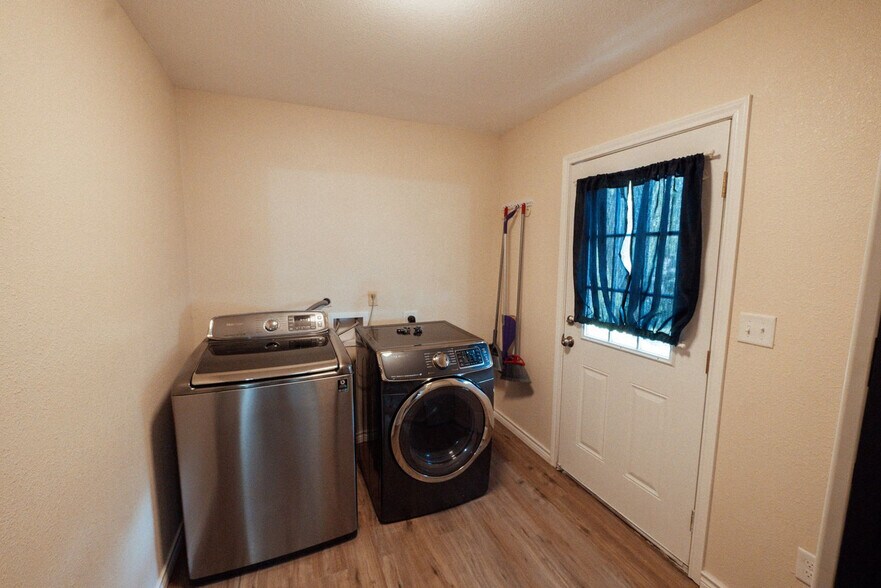 Building Photo - 10201 Shane Dr