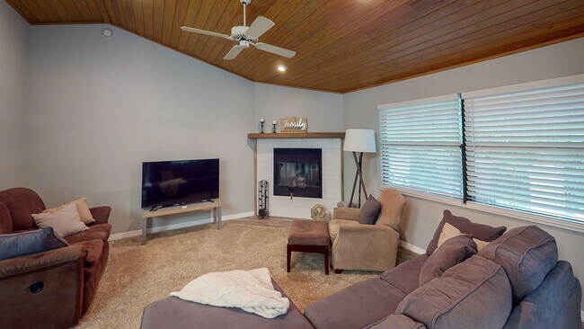 Building Photo - Park Avenue- 4 Bedroom/3 Bath - BEAUTIFUL!