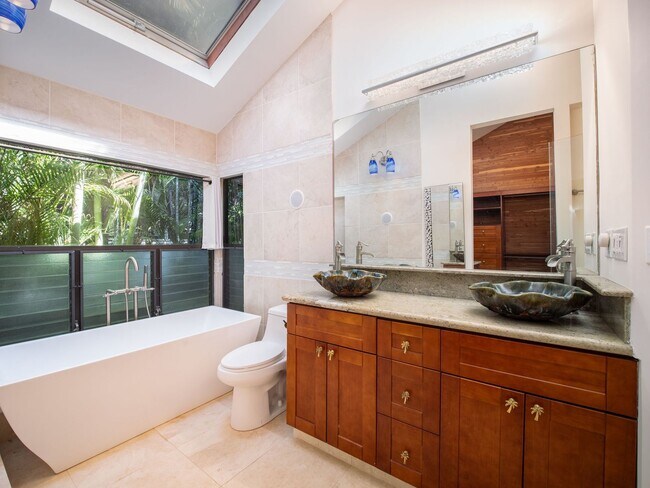 Building Photo - Beautiful Furnished, 2 Bed, 3 Bath, Gated ...