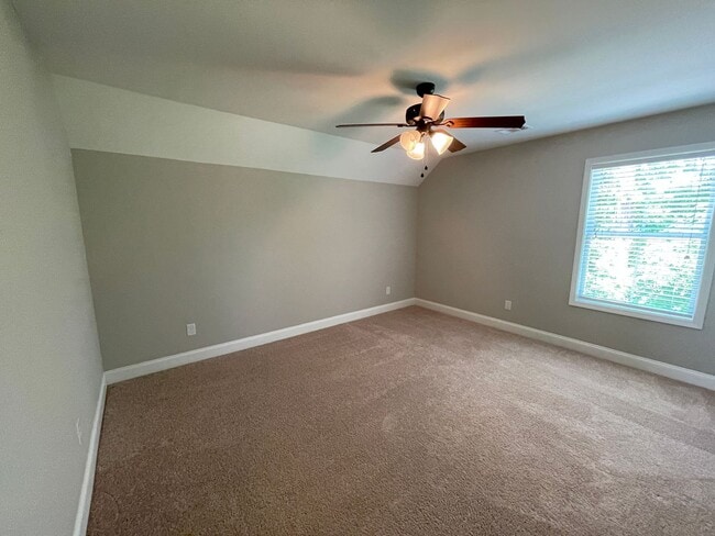 Building Photo - Amazing 5 Bedroom Craftsman-Style Home in Martinez!