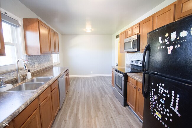 Building Photo - 150 E Beechwood Ln