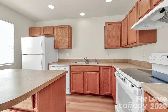 Building Photo - 915 Par One Ct