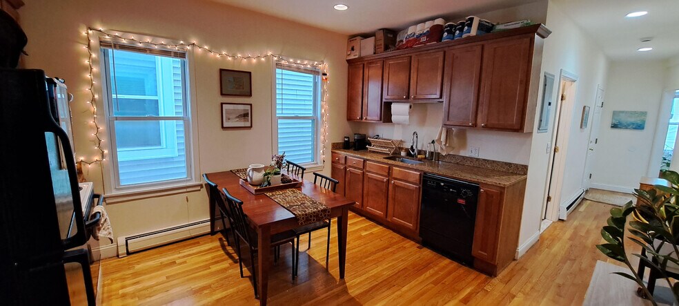 Building Photo - 143 Hillside St