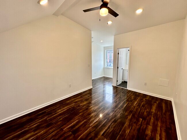 Building Photo - 312 S Eden St