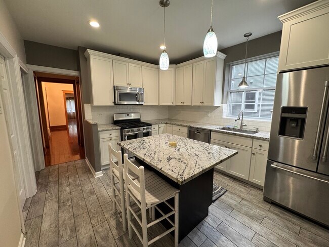 Building Photo - 1822 W Greenleaf Ave