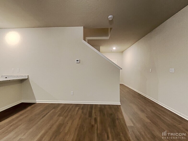 Building Photo - 806 Golden Bell Wy