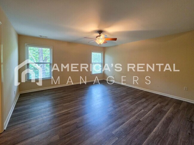 Building Photo - Private Estate Living on Over 3 Acres! Available to view NOW!