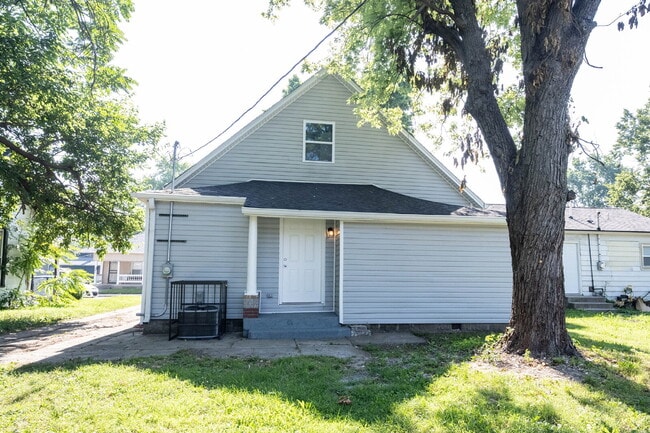 Building Photo - "Spacious 4-Bedroom Gem with 2 Full Baths ...