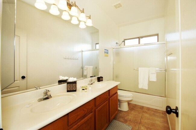 Building Photo - 4 Bedroom Furnished Gilbert Home