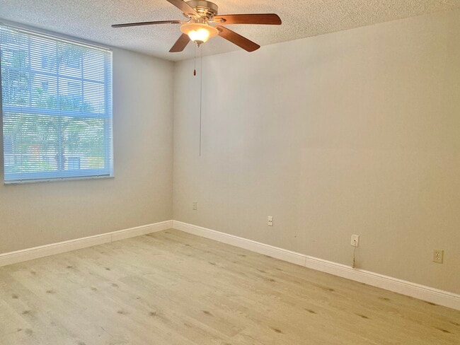 Building Photo - 630 S Sapodilla Ave