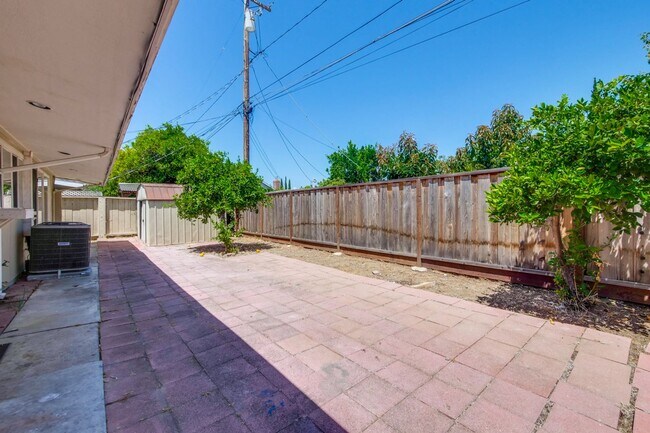Building Photo - 3049 Harding Ave