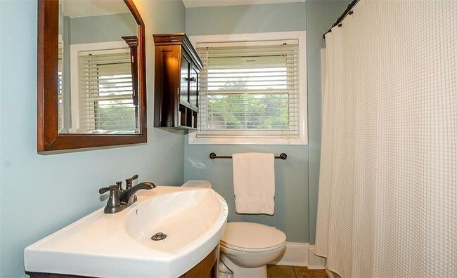 Bath - 2563 Dering Ct NE