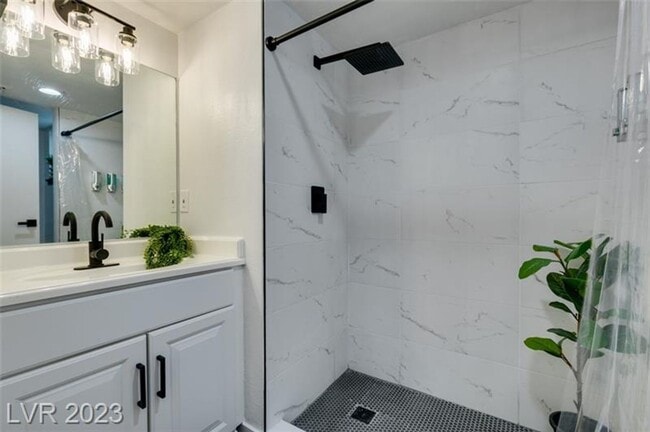 Building Photo - Gorgeous, fully-renovated and furnished co...