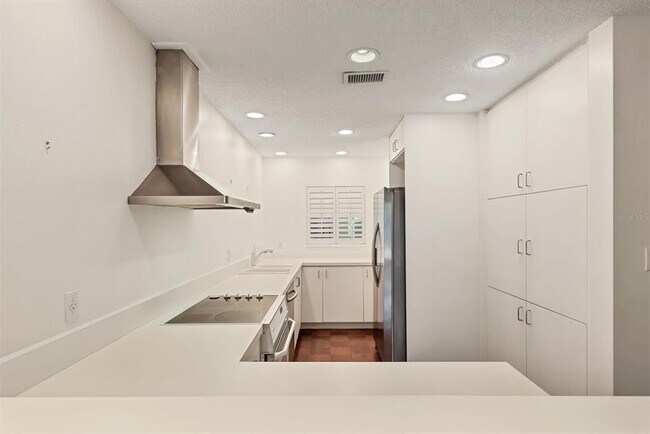 Building Photo - 301 S Gulfstream Ave