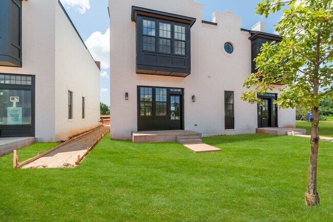 Building Photo - Minimalist Magic: 2-Bed Apartment Over Sel...