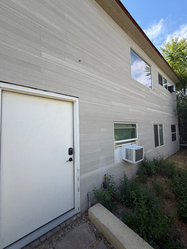 Building Photo - Stunning Historic Downtown Salt Lake City House!