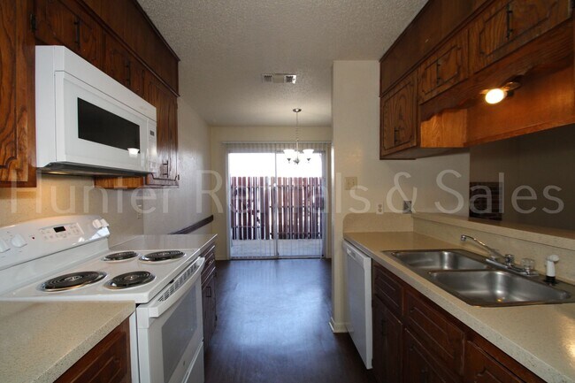 Building Photo - Charming Two-Bedroom Townhome with Fireplace