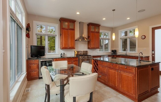 Building Photo - 598 Lake Shore Rd