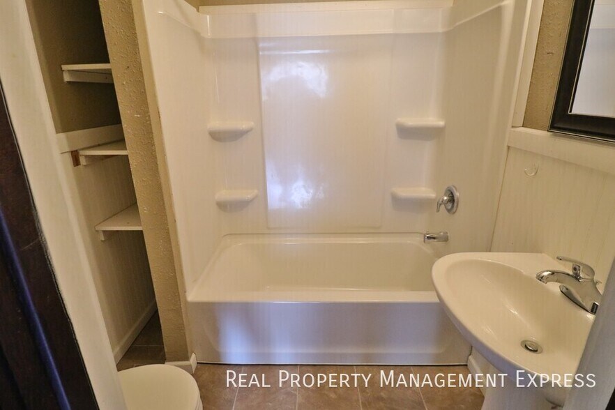 Building Photo - Beautiful 3 bedroom 2 bathroom home near d...