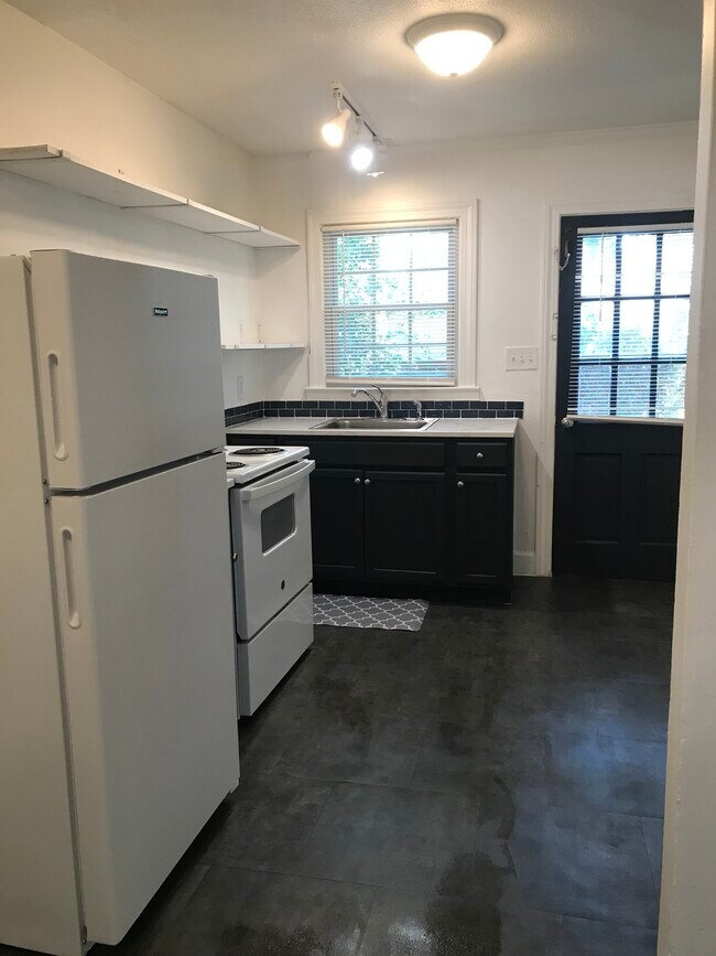 Building Photo - 587 7th St