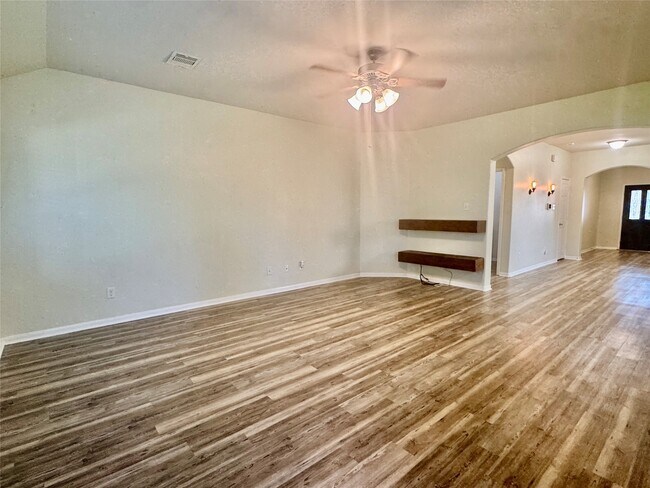 Building Photo - 1205 Quarterhorse Dr